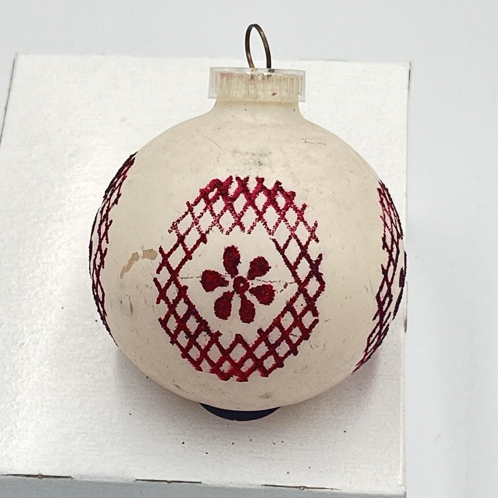VTG Unsilvered Round Glass White Red Christmas Ornament MCM Austria Flower - Picture 2 of 6